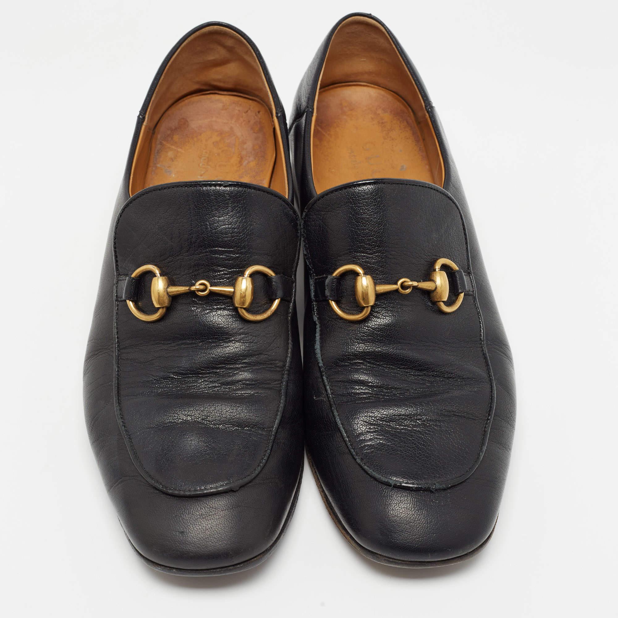 Praktisch, modisch und strapazierfähig - diese Gucci Horsebit 1953 Loafers sind sorgfältig gefertigt, um Ihren täglichen Stil zu begleiten. Sie werden aus den besten MATERIALEN hergestellt und sind ein wertvoller Kauf.


