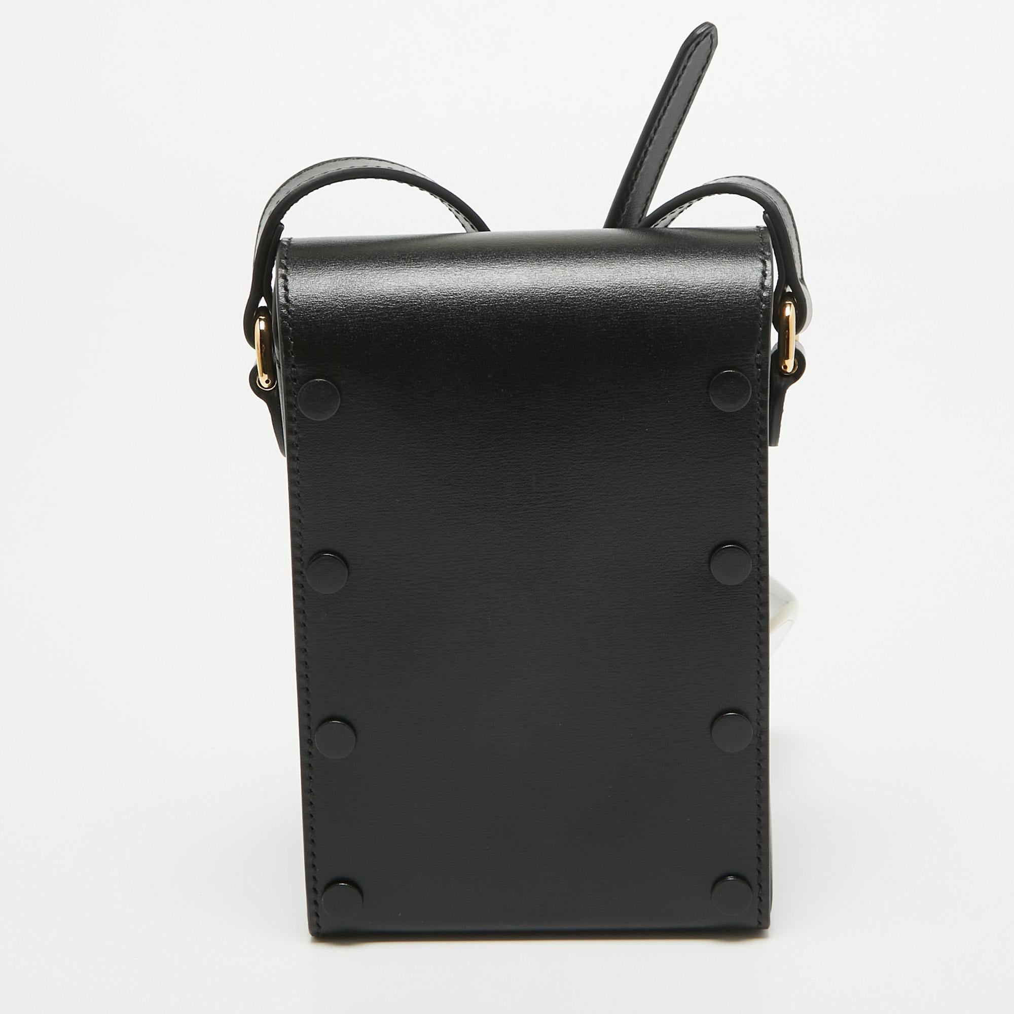 Fabriqué avec précision, ce sac à bandoulière Gucci associe des matériaux luxueux à un design impeccable, pour une allure sophistiquée où que vous alliez. Investissez dès aujourd'hui.

Comprend : Original Dustbag, Original Box, Info Booklet, Brand