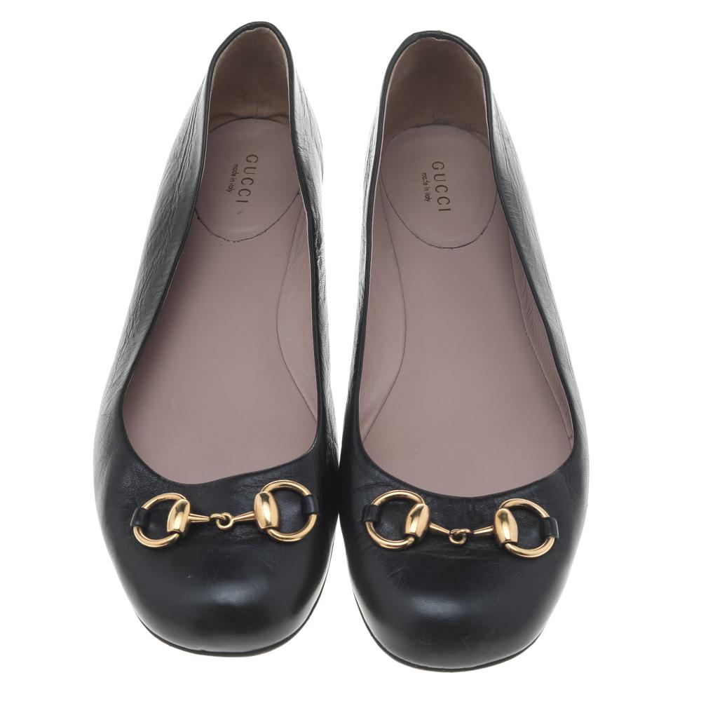 Non c'è niente di meglio di un bel paio di ballerine per avere un elevato comfort e stile! Realizzate in morbida pelle, queste ballerine Gucci sono decorate con l'iconico morsetto dorato della maison sulla tomaia. Indossali nei giorni in cui vuoi
