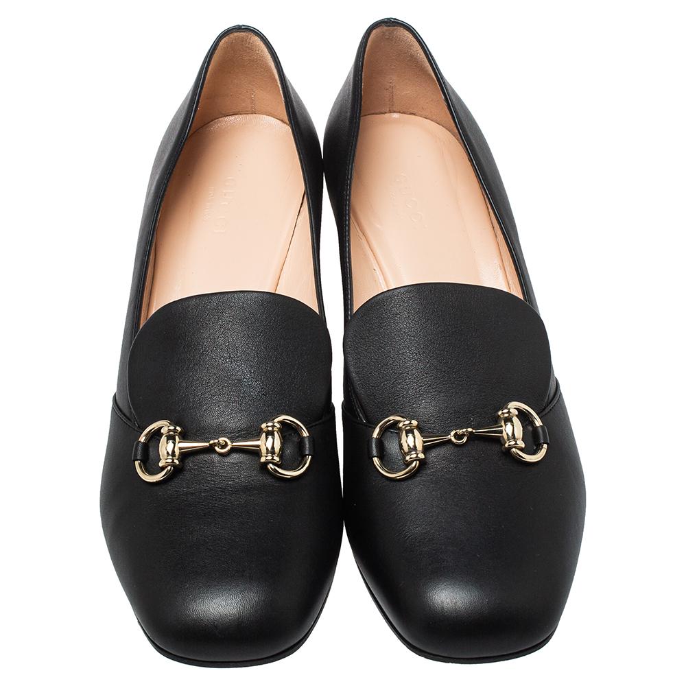 This pair of pumps from Gucci features fine design and exquisite craftsmanship. Give your collection of footwear a touch of high fashion by adding these leather pumps that come graced with the signature Horsebit in gold tone. They are black in color