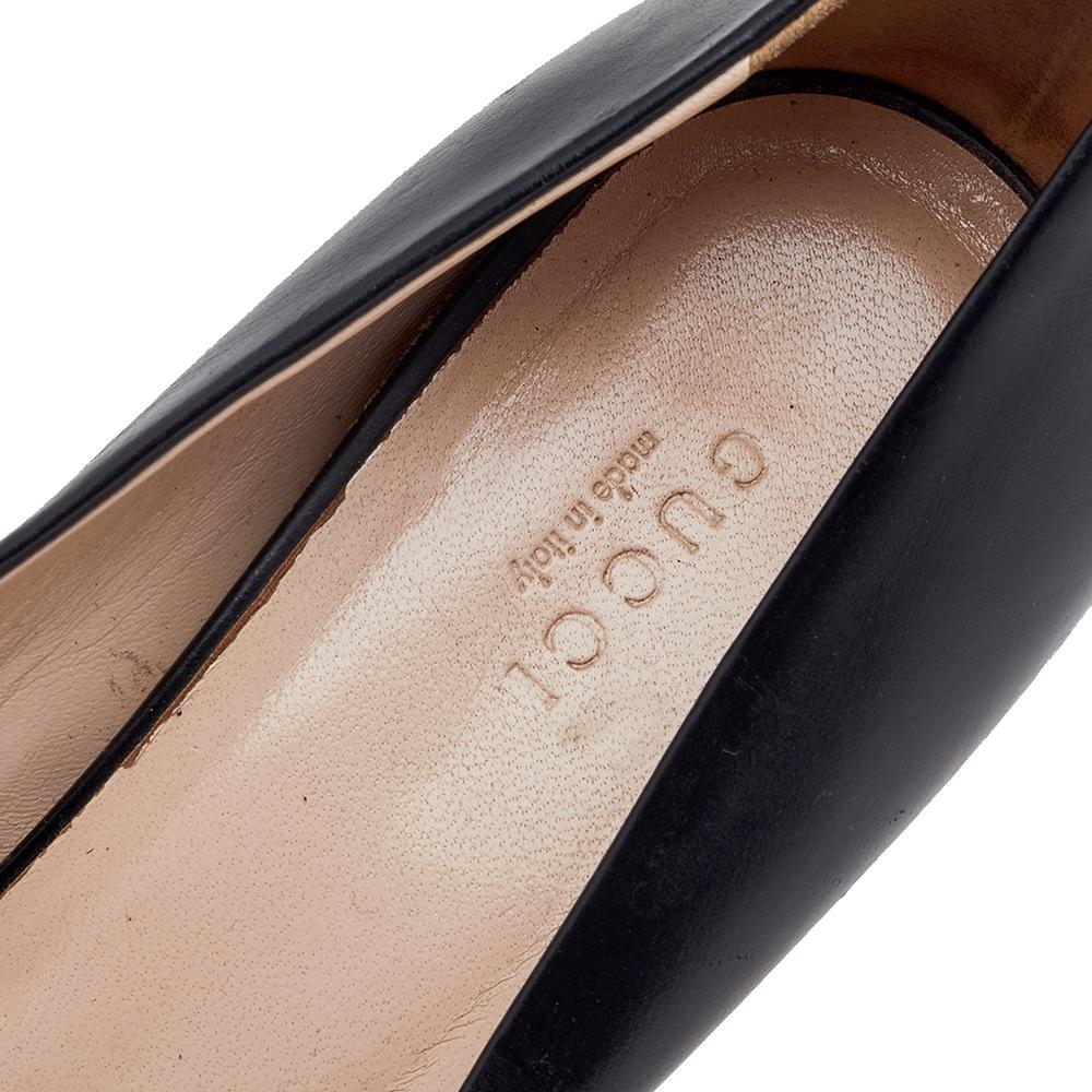 Exude poise and perfection as you walk in these pumps from the House of Gucci. They are crafted using black leather on the exterior, with a gold-toned Horsebit motif attached to the toes. They are raised on block heels. Make a stunning style