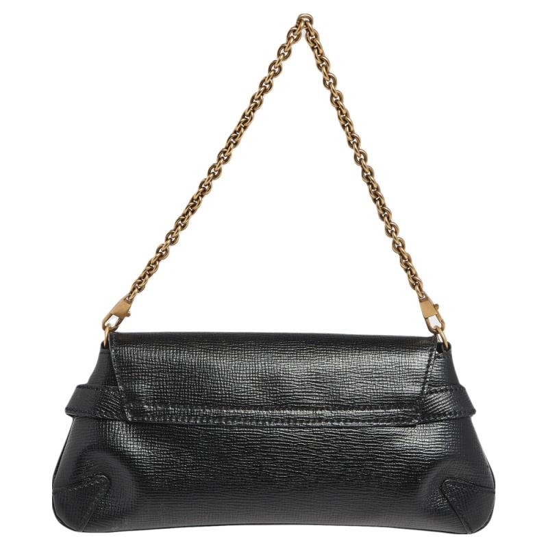A striking piece from Gucci to give you days of easy style! With the striking signature Horsebit at the front, this clutch is crafted in leather. The clutch is lined with fabric and held by a gold-tone chain.

Includes: Original Dustbag
