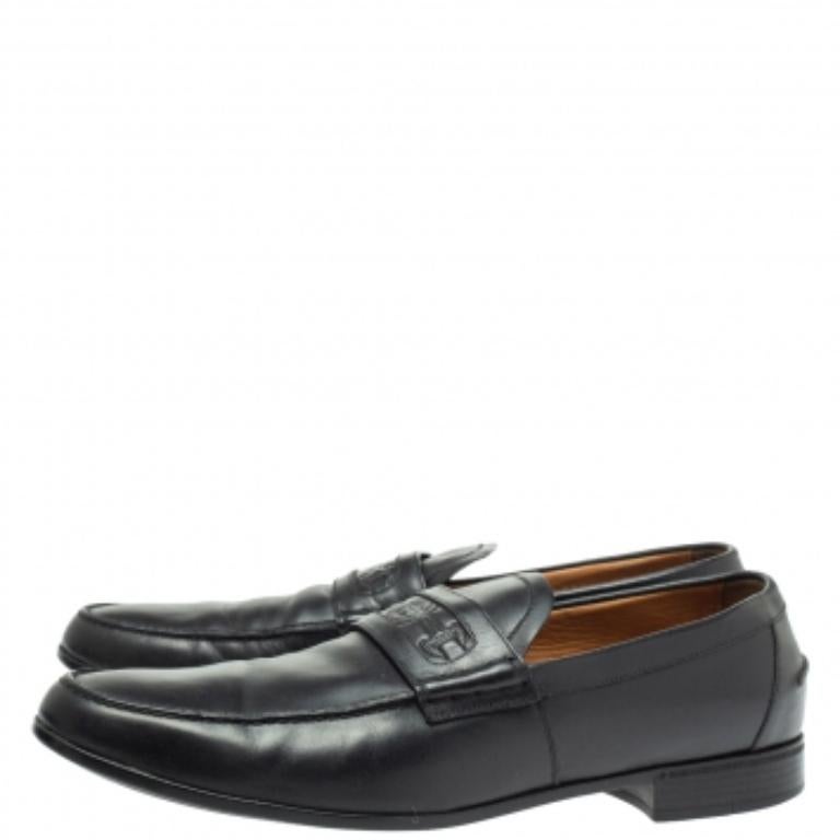 Sleek and luxe, these loafers by Gucci will enhance your outfits by giving them a touch of luxury. Meticulously crafted from leather in a versatile black hue, they carry fine stitching touches and Horsebit embossed straps. The pair is complete with