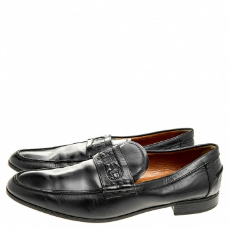 Sleek and luxe, these loafers by Gucci will enhance your outfits by giving them a touch of luxury. Meticulously crafted from leather in a versatile black hue, they carry fine stitching touches and Horsebit embossed straps. The pair is complete with