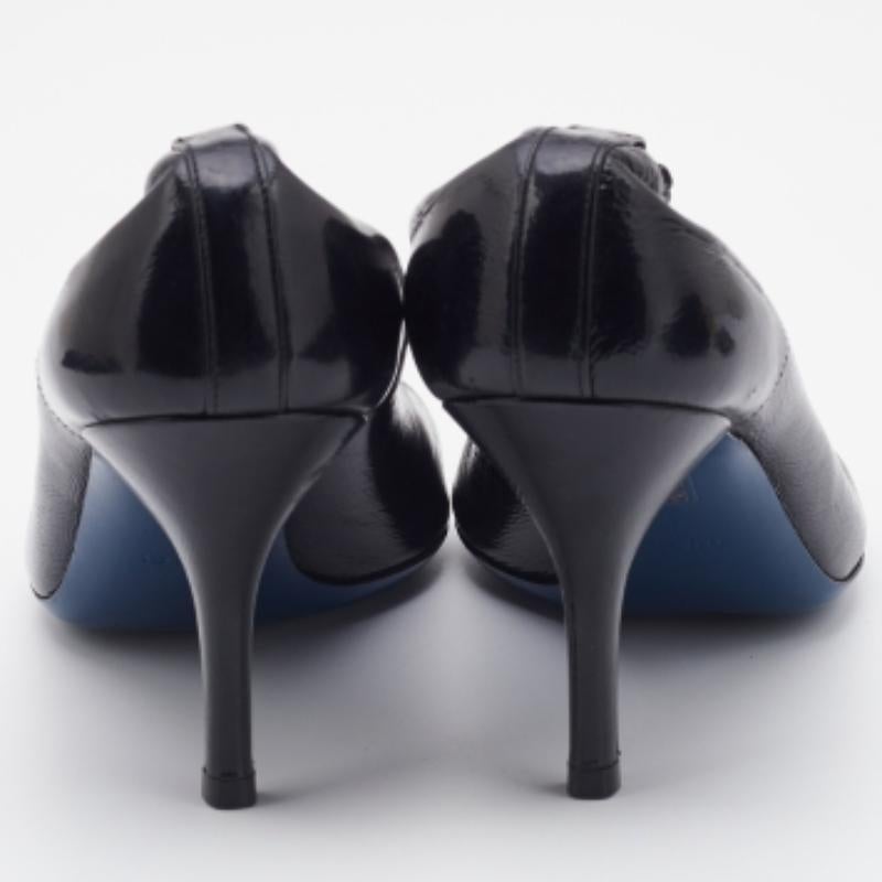 Gucci - Escarpins peep toes brodés en cuir noir Taille 39 en vente 1