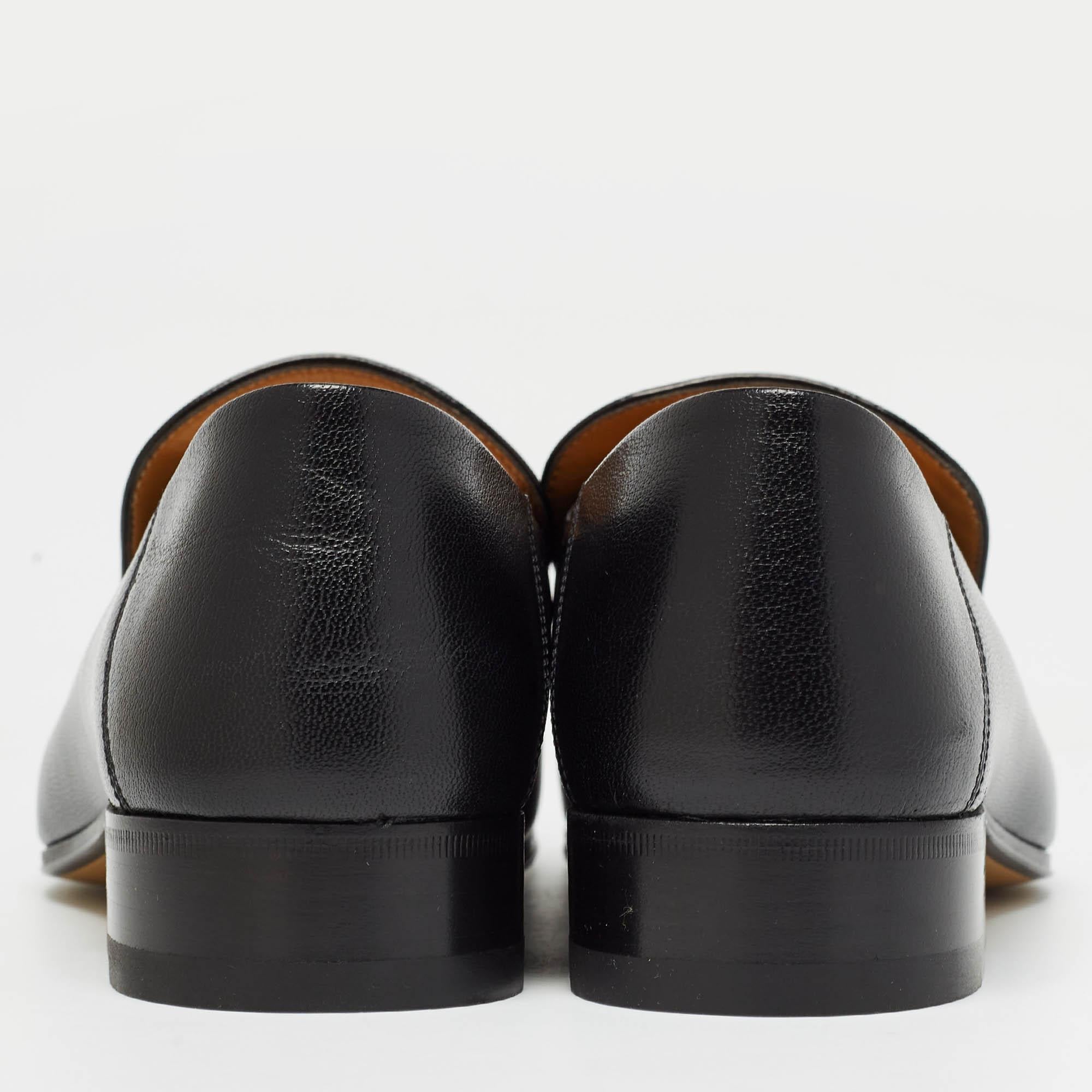 Crafted from classic black-hued leather, these loafers from Gucci simply stand out! They feature a round-toe silhouette with the iconic Horsebit accents in gold-tone detailed on the vamps. These foldable loafers are complete with comfortable
