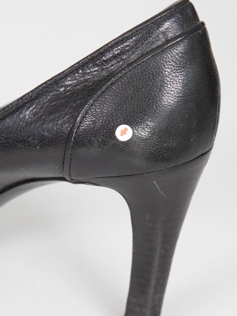 L'ÉTAT est bon. Les talons présentent une légère usure. Abrasion sur la boîte à orteils, le contrefort et le talon des deux chaussures. Les deux talons devront être remplacés sur cet article de revente d'occasion Gucci.
 

 Détails
 

 

 Noir
 

