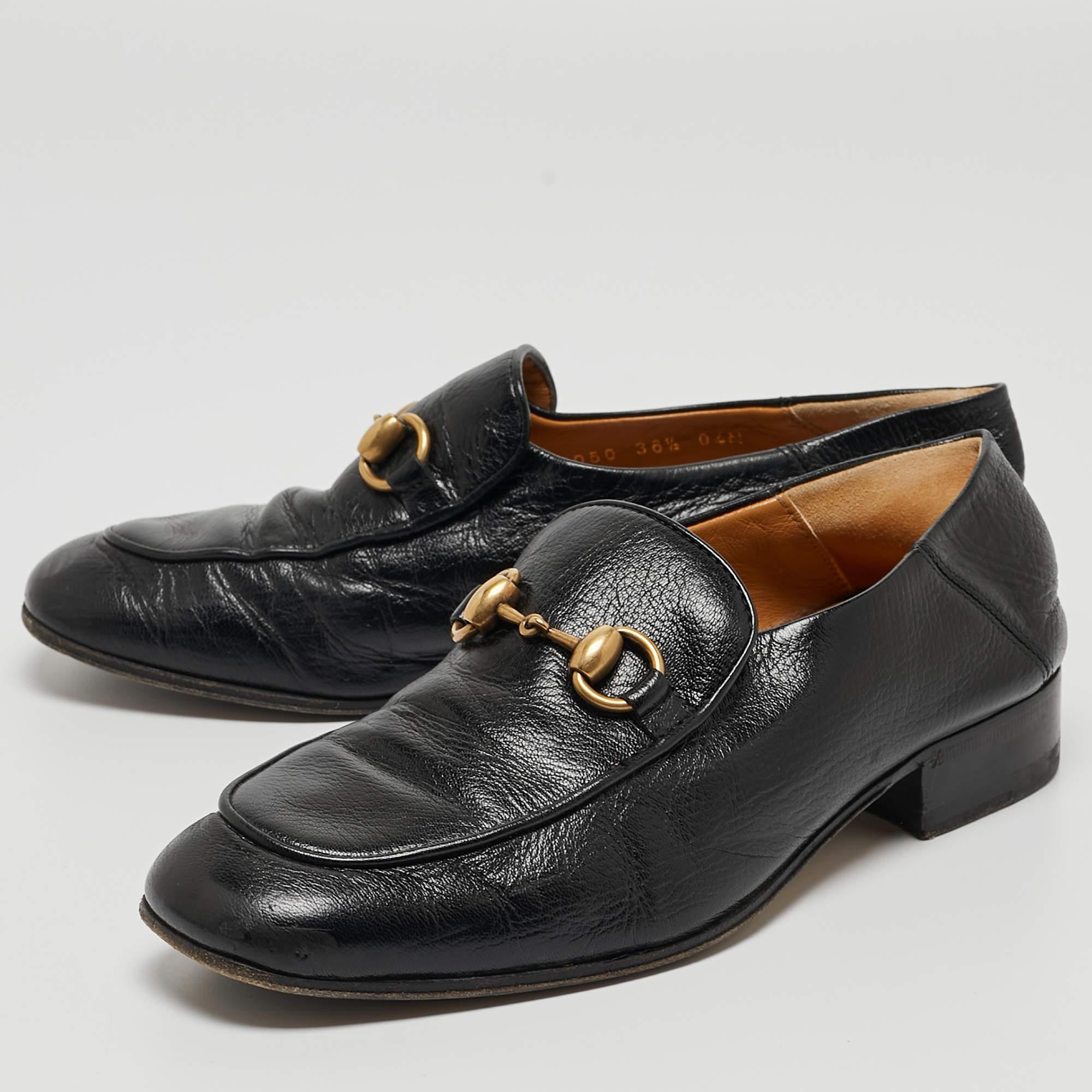 To perfectly complement your attires, we bring you this pair of Gucci Horsebit loafers that speak nothing but style. The shoes have been crafted with skill and are designed to be easy to slip on. They are just the right choice to complement your