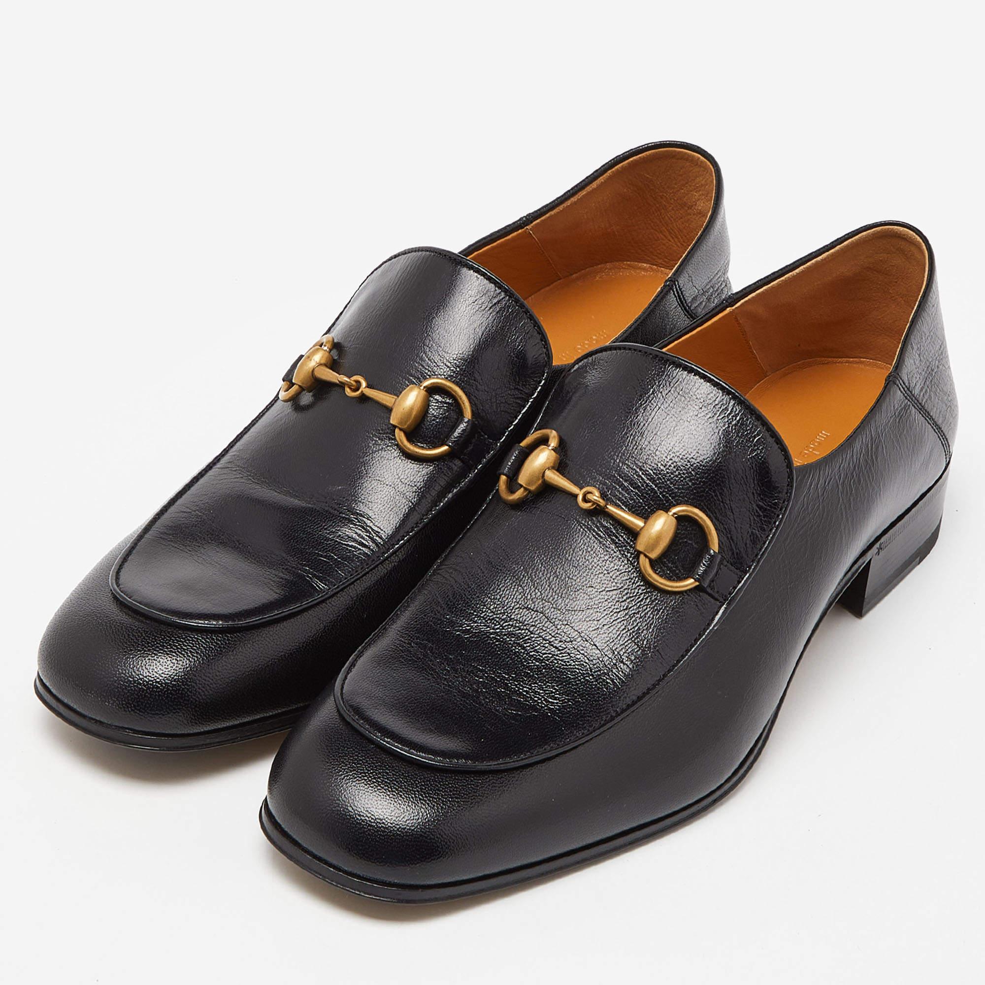 Move in style and comfort with this pair of loafers by Gucci. The shoes have been crafted from leather into a round-toe silhouette and highlighted with the Horsebit on the uppers.

