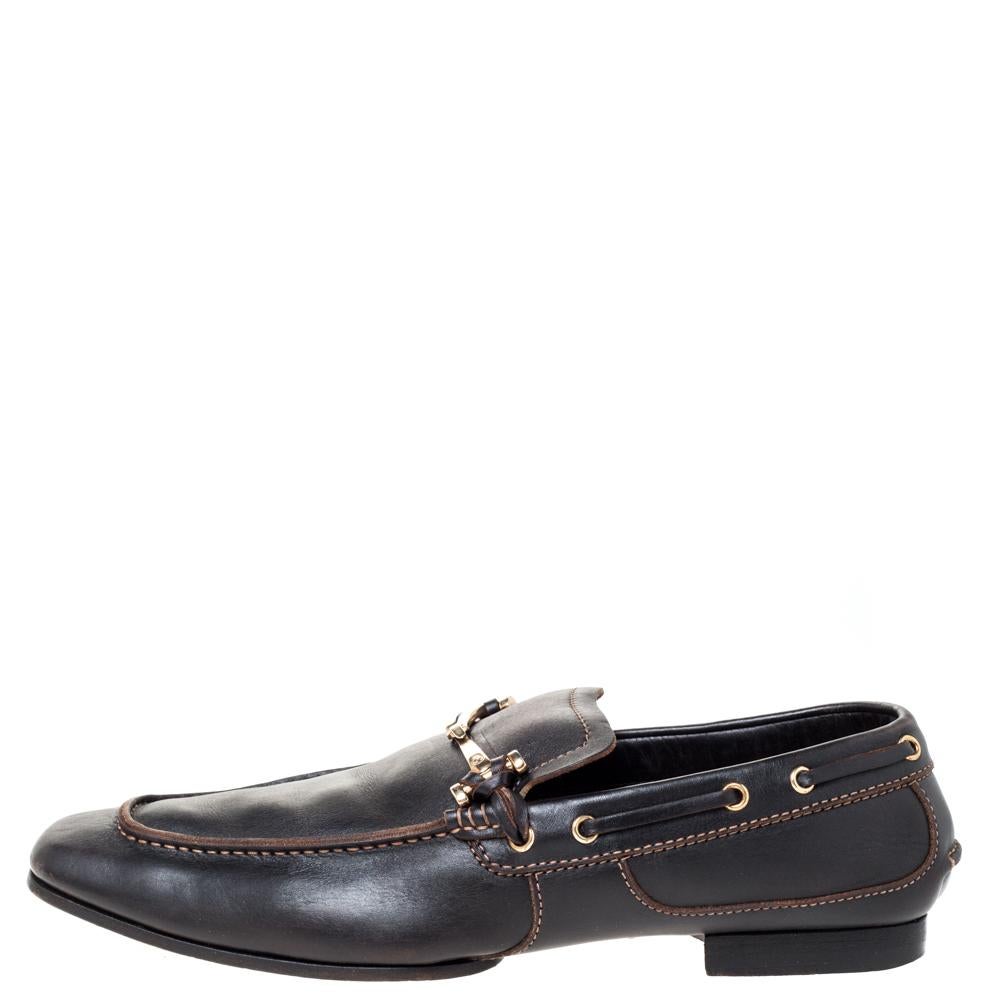 Exquisite and well-crafted, these Gucci loafers are worth owning. They have been crafted from quality leather in Italy and they come flaunting a versatile black shade with gold-tone Horsebit details on the uppers. They are further detailed ith neat