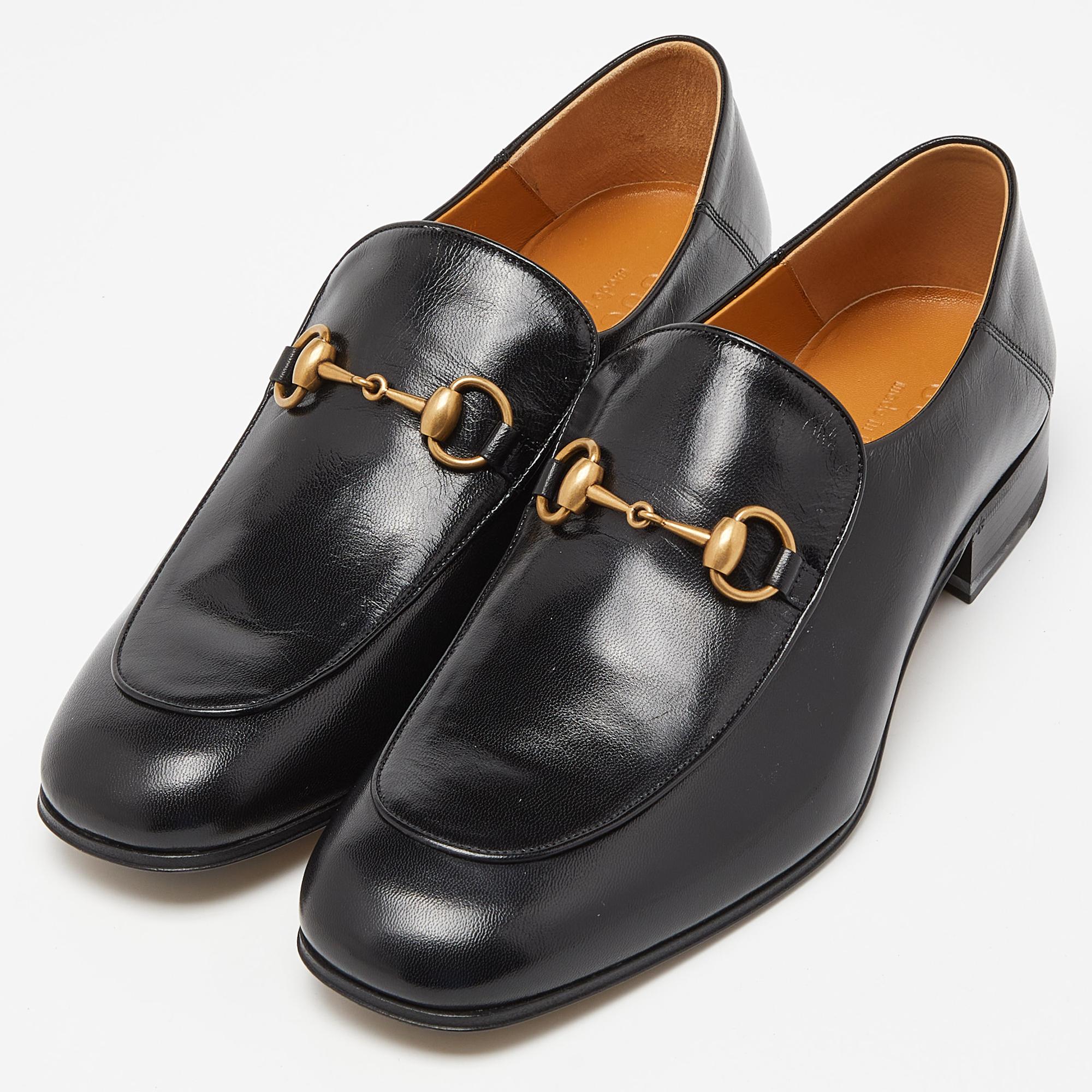 Move in style and comfort with this pair of loafers by Gucci. The shoes have been crafted from leather into a round-toe silhouette and highlighted with the Horsebit on the uppers.

