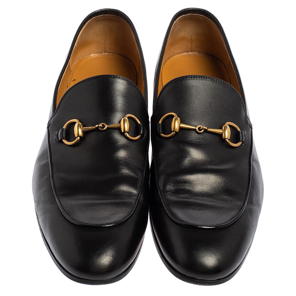From the House of Gucci, these loafers are an impeccable creation that always lends class and definition to your ensemble. With an exterior designed using black leather and highlighted with a gold-toned Horsebit accent, these loafers achieve