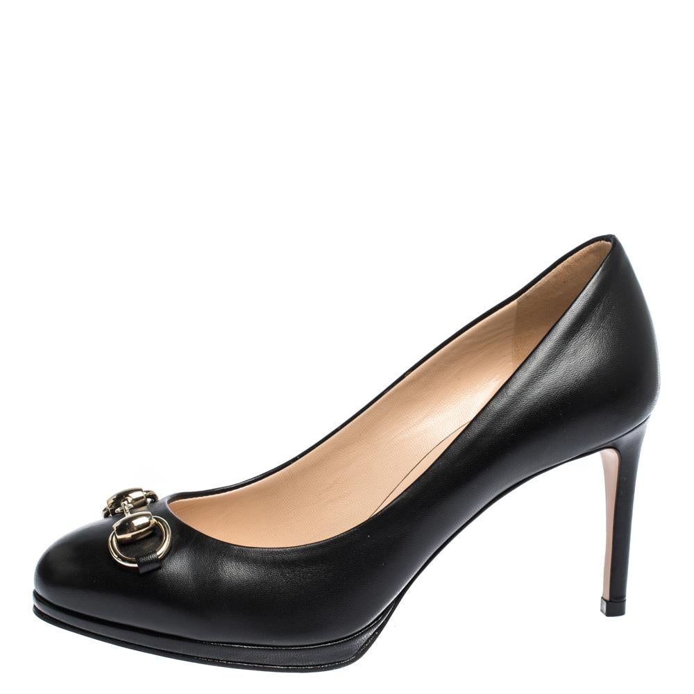 These chic and stylish pumps from Gucci are a must-buy! The black pumps have been crafted from quality leather and feature round toes with gold-tone Horsebit buckles detailed on them. They are complete with comfortable leather-lined insoles and 7.5