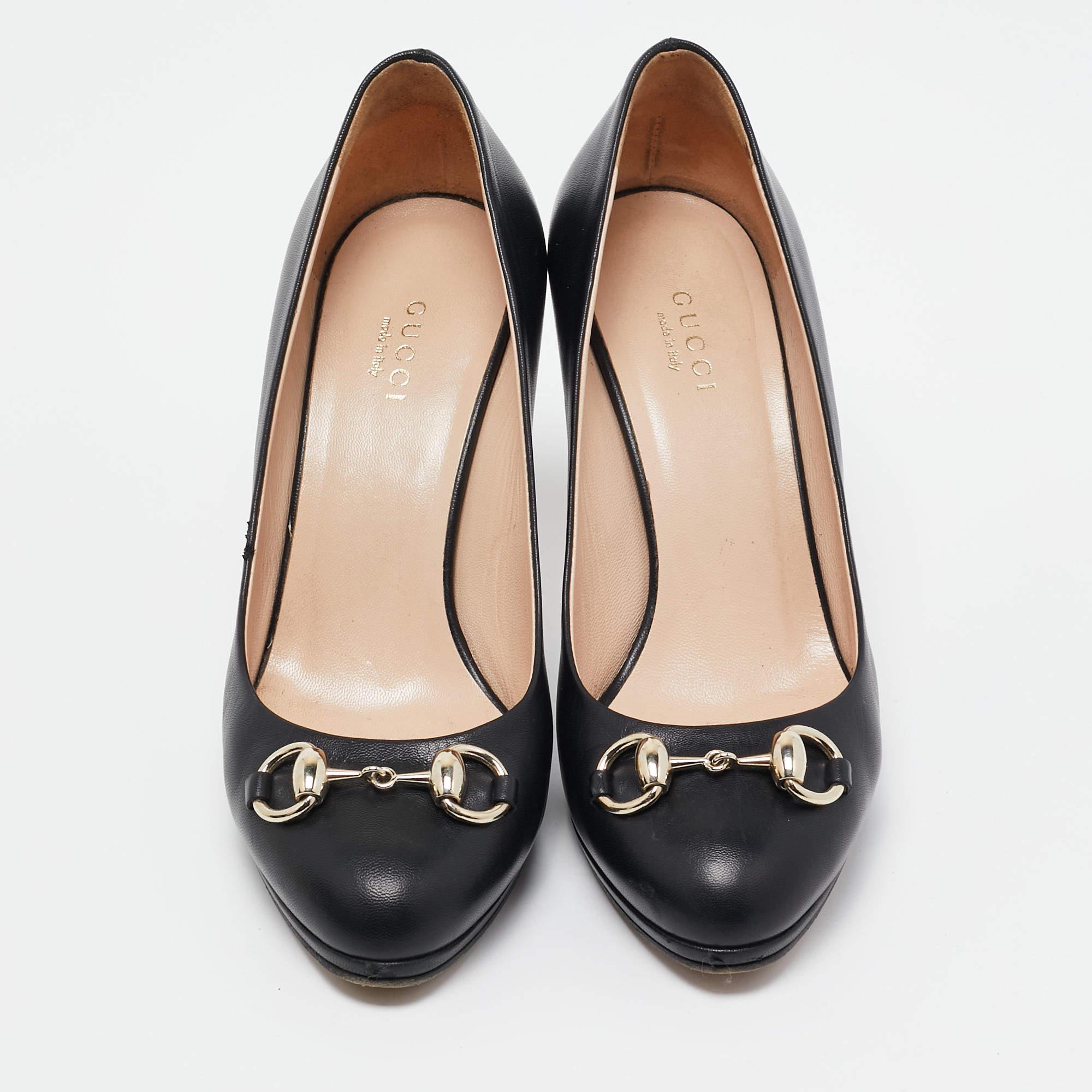 Flaunt a minimalist yet bold look with this pair of leather pumps from Gucci. They have been created in an almond-toe silhouette and styled with the signature gold-tone Horsebit accents on the uppers. Comfortable insoles, thin platforms, and 8cm