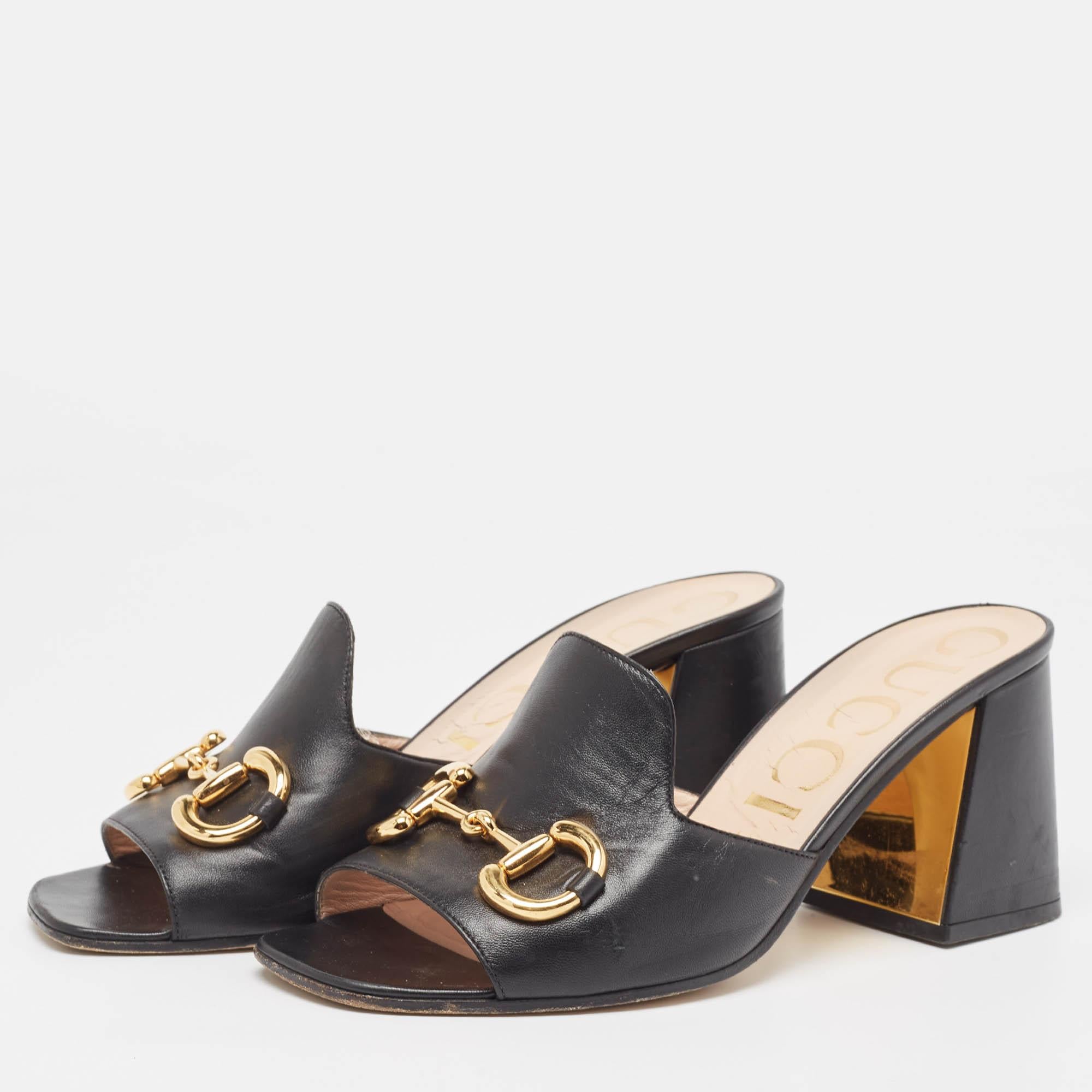 These sandals will frame your feet in an elegant manner. Crafted from quality materials they display a classy design and comfortable insoles.
