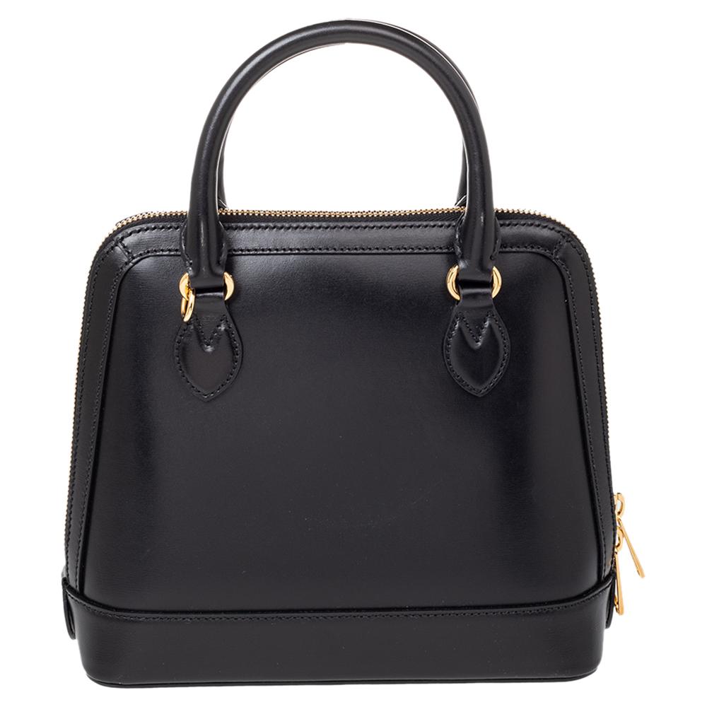 The fine artistry and the sleek structure of the bag exhibit Gucci's years of impeccable craftsmanship. Made from leather in a black shade, the front is adorned with the Horsebit motif, an archival symbol that has defined the label since the