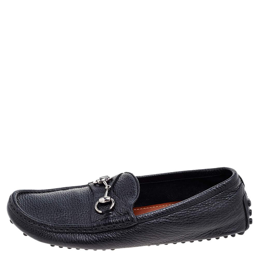 Functional and stylish, Gucci's collections capture the effortless, nonchalant finesse of the modern man. Crafted from leather in a black shade, these loafers are so comfortable you'll never want to take them off. They are topped with the Horsebit