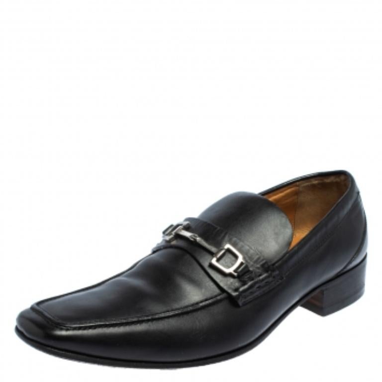 Set trends with these luxurious loafers from the house of Gucci. Meticulously crafted from leather, they feature a lovely black exterior and their Horsebit detail in silver tone. Complete with comfy insoles and leather outsoles, this pair will