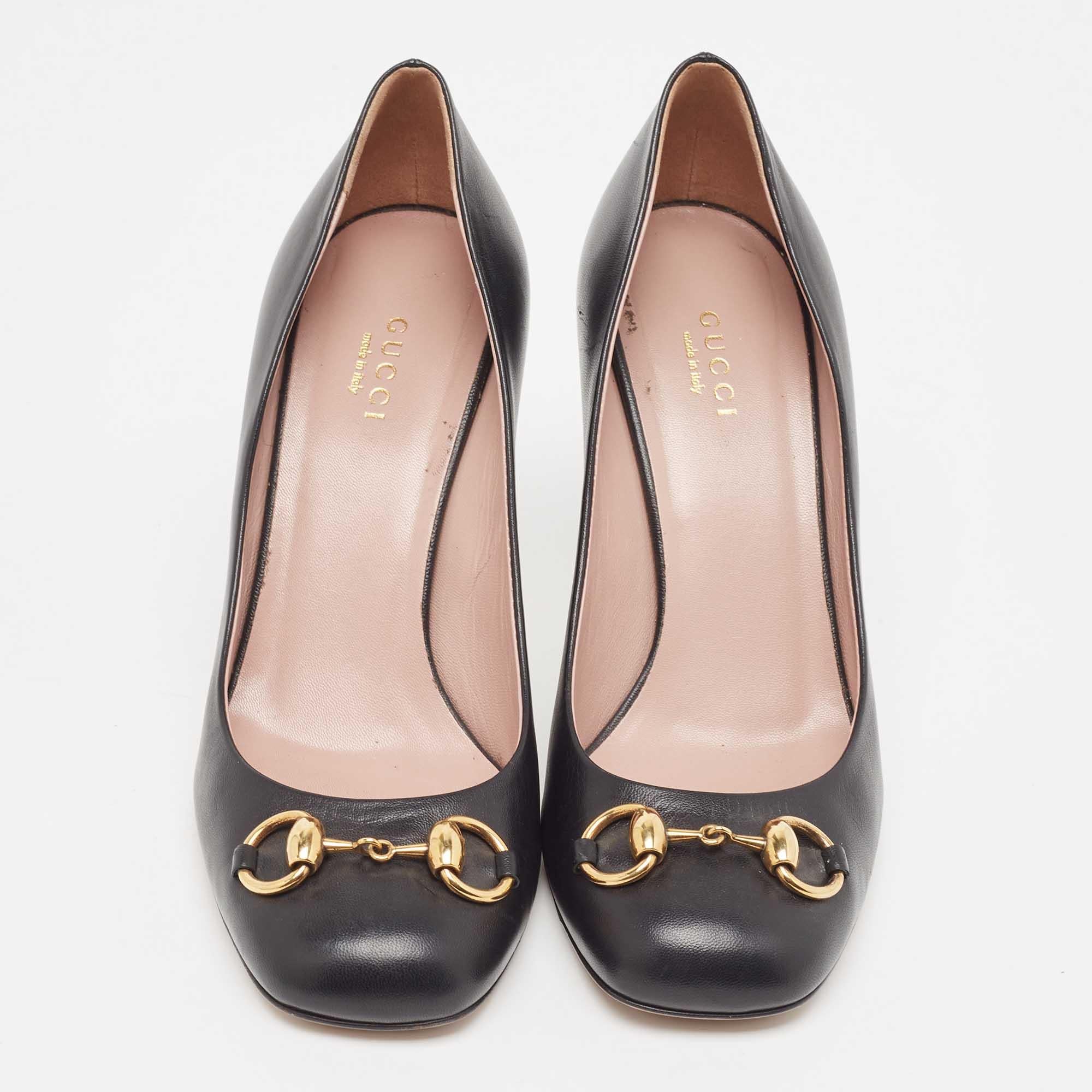 Exhibit an elegant style with this pair of pumps. These Gucci shoes for women are crafted from quality materials. They are set on durable soles and sleek heels.

