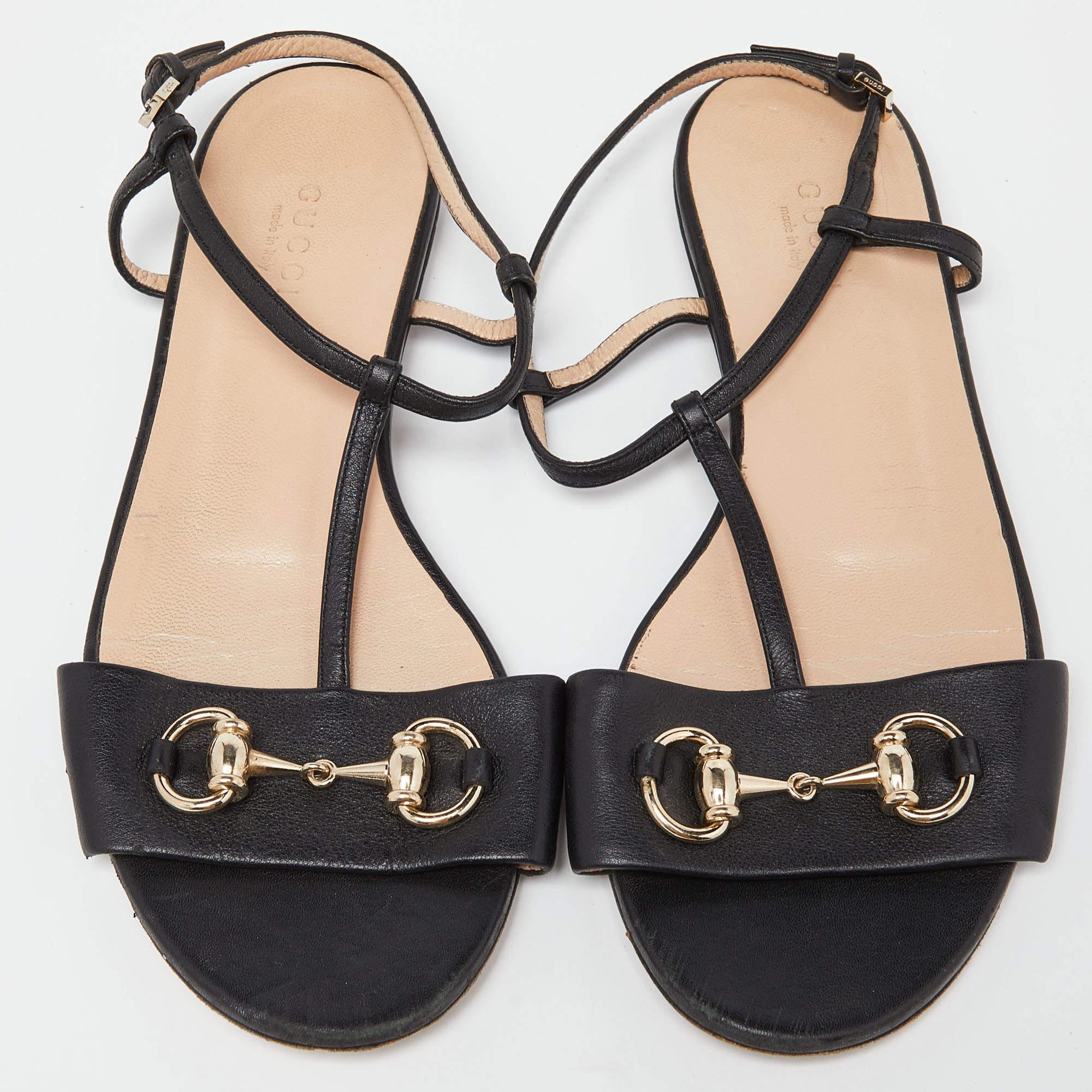 Noir Gucci - Sandales plates en cuir noir à bride en forme de cheval - Taille 36 en vente