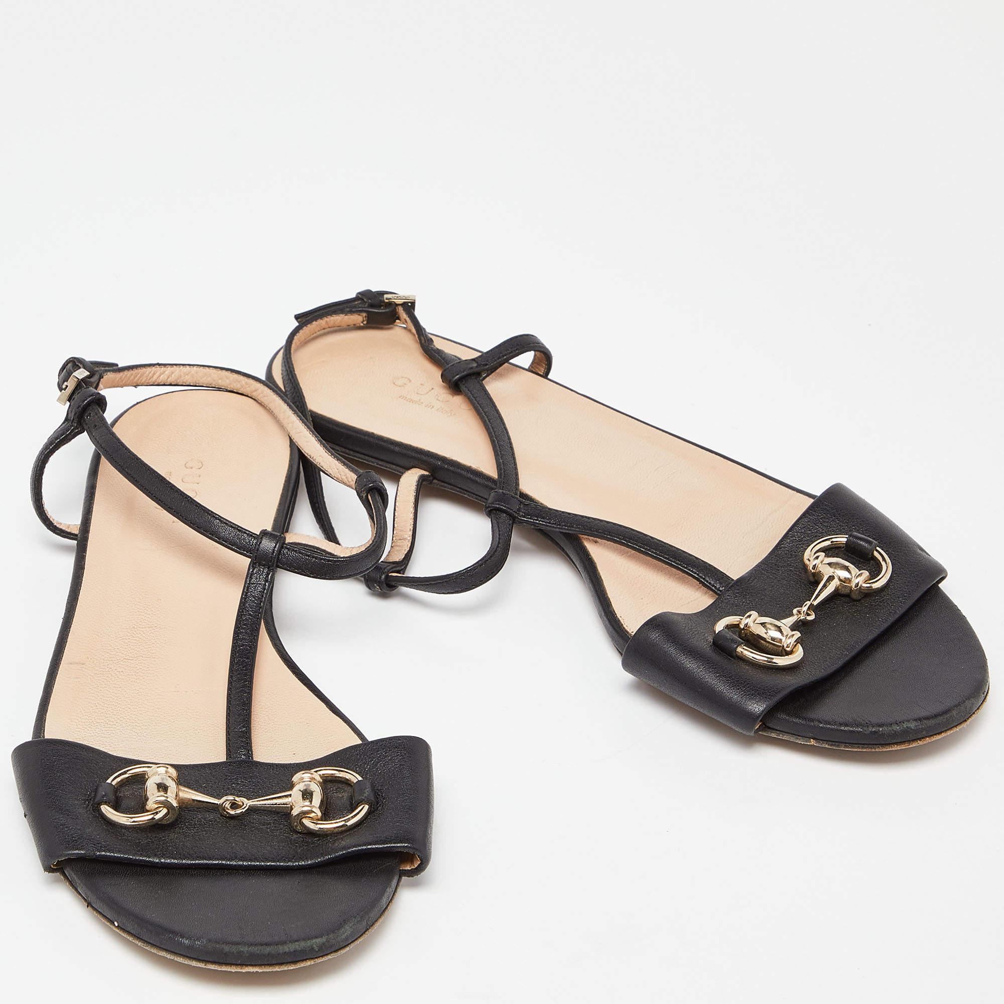 Gucci - Sandales plates en cuir noir à bride en forme de cheval - Taille 36 Bon état - En vente à Dubai, Al Qouz 2