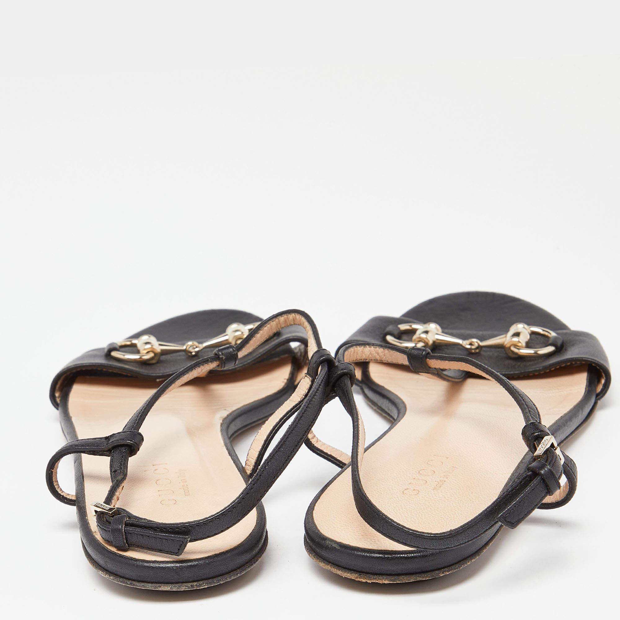 Gucci - Sandales plates en cuir noir à bride en forme de cheval - Taille 36 Pour femmes en vente