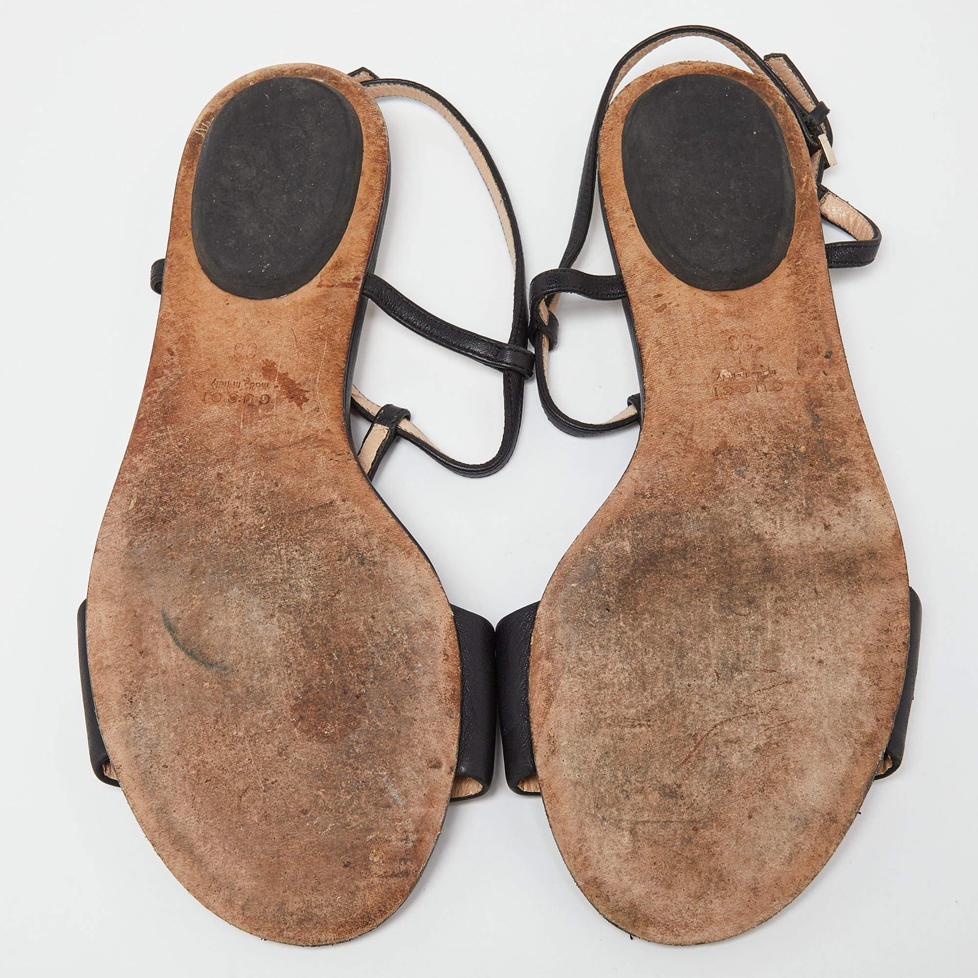Gucci - Sandales plates en cuir noir à bride en forme de cheval - Taille 36 en vente 1
