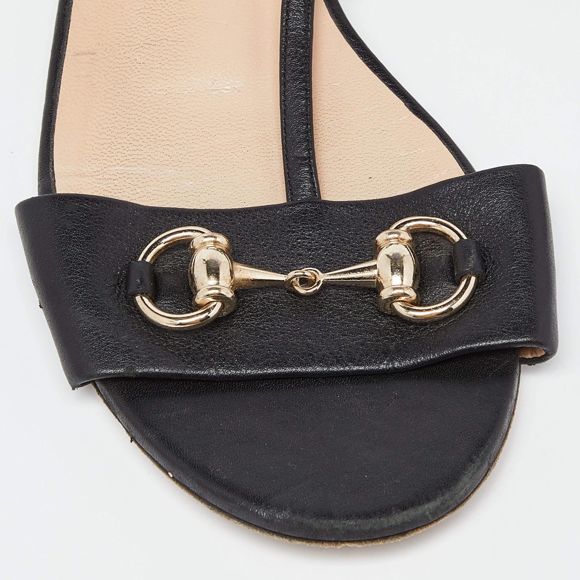 Gucci - Sandales plates en cuir noir à bride en forme de cheval - Taille 36 en vente 2