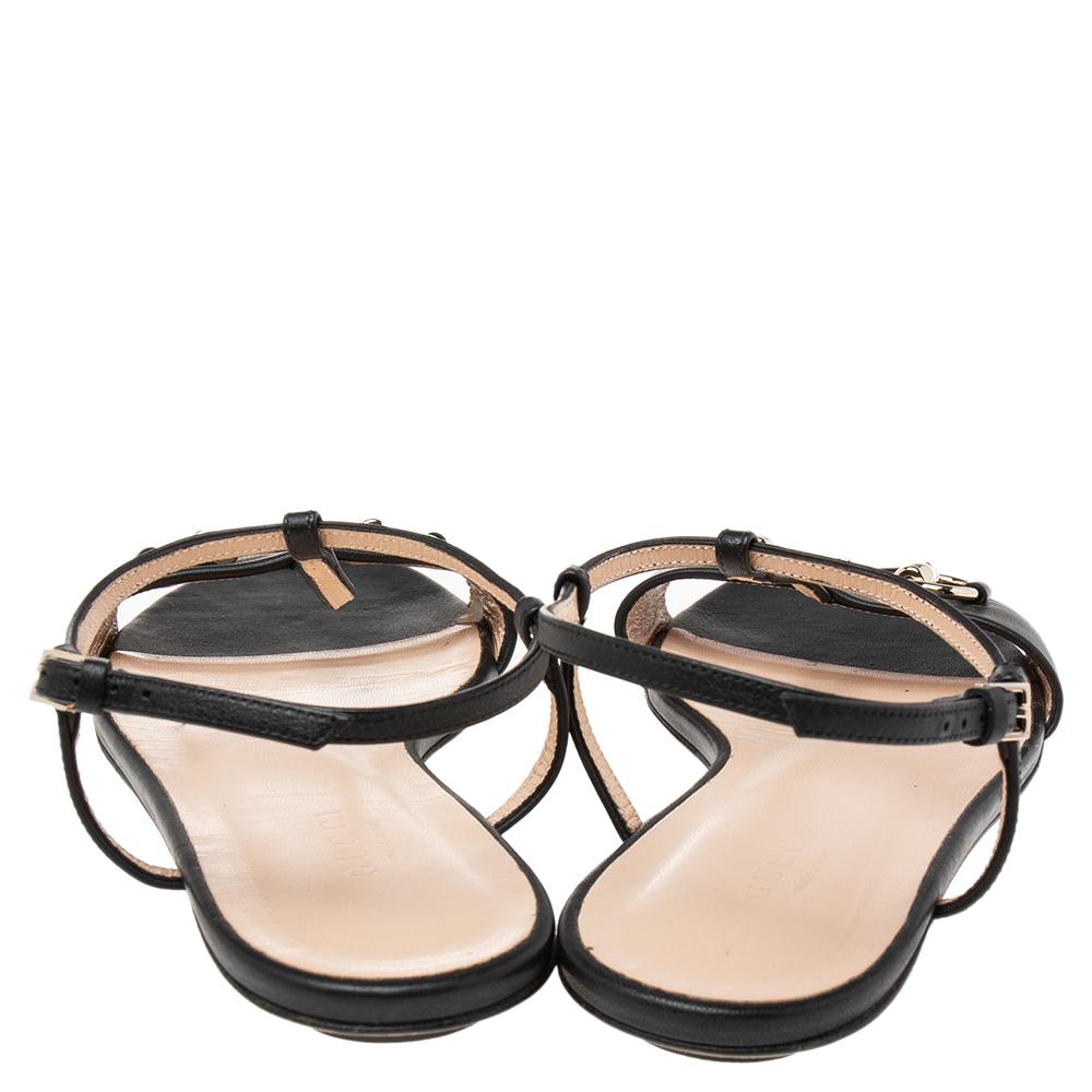 Gucci Black Leather Horsebit T-Strap Flat Sandals Size 37 In Good Condition In Dubai, Al Qouz 2