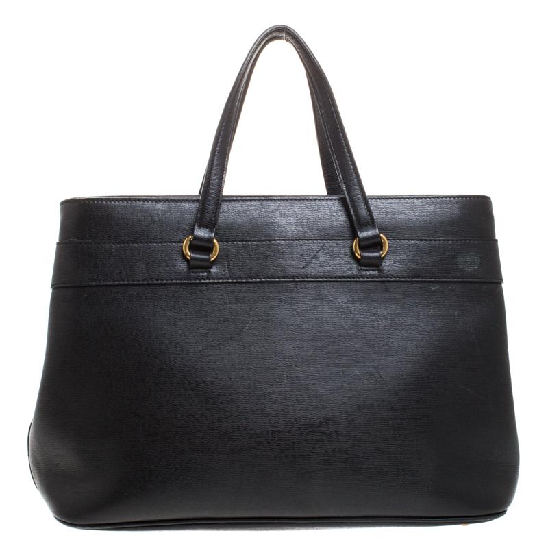 Complete an elegant look with this beautiful Gucci Horsebit tote. It is crafted from leather and has the iconic Horsebit accent in gold-tone on the front. The black bag opens to a canvas-lined interior that will easily hold all your essentials. This