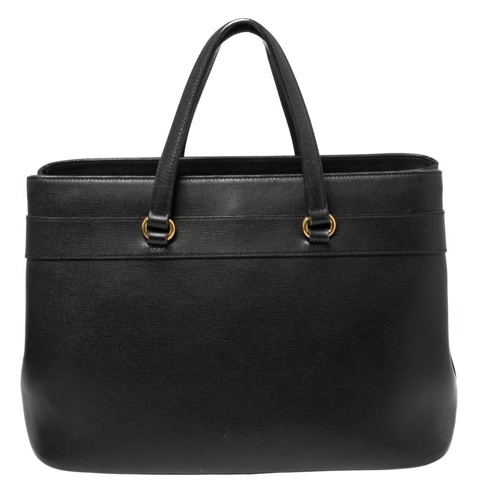 Complete an elegant look with this beautiful Gucci Horsebit tote. It is crafted from leather and has the iconic Horsebit accent in gold-tone on the front. The black bag opens to a fabric-lined interior that will easily hold all your essentials. This