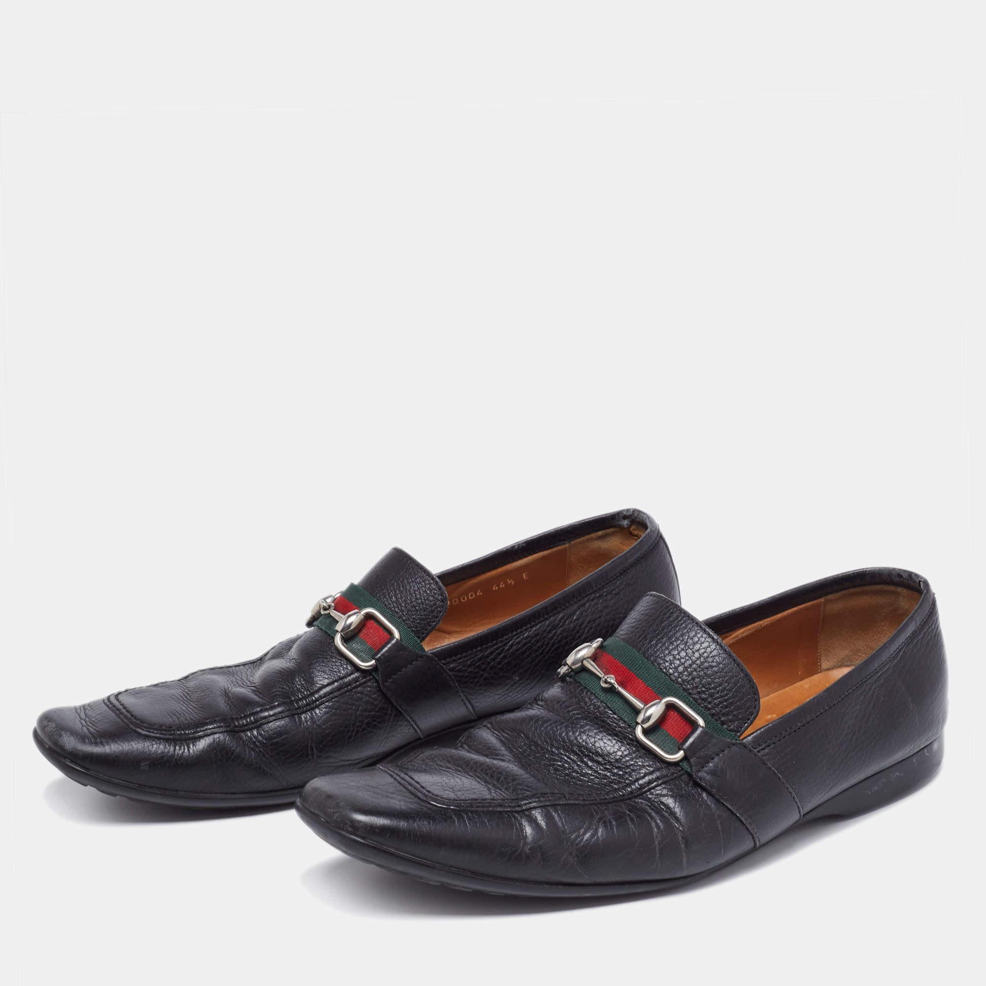 Set trends with these loafers from the house of Gucci. Meticulously crafted from leather, they feature a lovely black exterior and their Horsebit detail with their web accent. Complete with comfy insoles and rubber outsoles, this pair will enhance