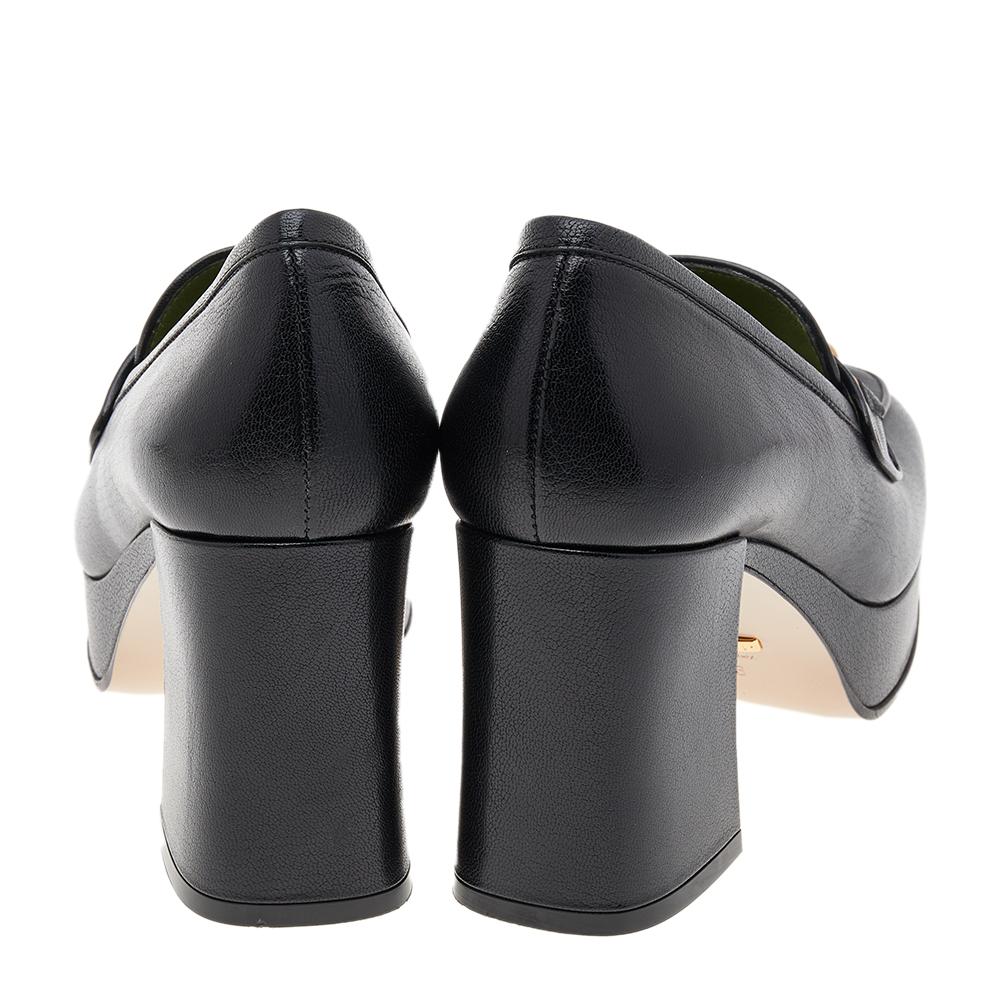 Exemplary in their crafting and symbolically detailed, these Houdan loafer pumps coming from Gucci will let your style appear aesthetically pleasing and glamourous. They are made using black leather and are embellished with a gold-toned Horsebit