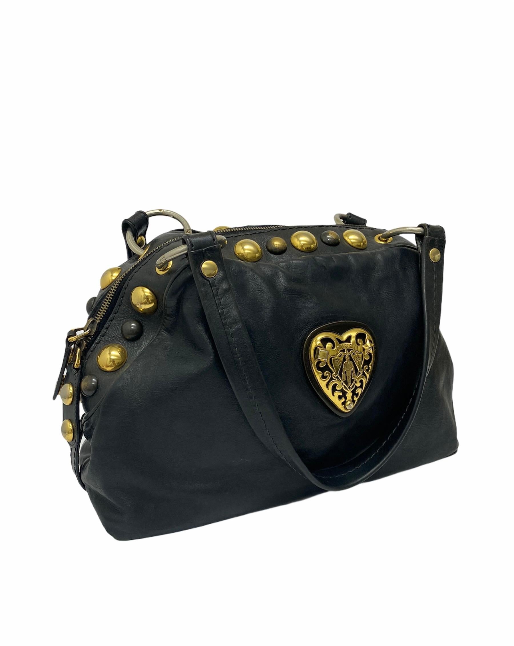 Gucci handbag Hysteria line made of black leather with golden hardware. Enriched with studs and a heart on the front.

Zip closure, internally large enough. Equipped with double leather handle to also wear it on the shoulder.

It is in good