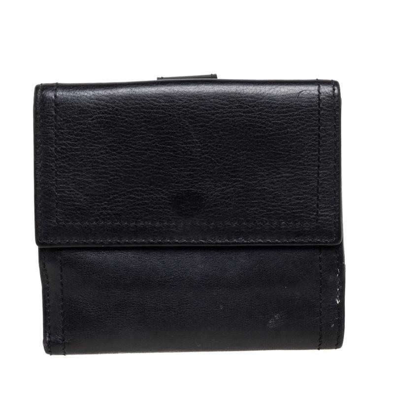Adorned with Gucci's signature elements and aesthetics, this Hysteria wallet truly grants an iconic design with complete practicality. It is made from black leather, with a gold-toned logo motif perched on the front. The interior is lined with