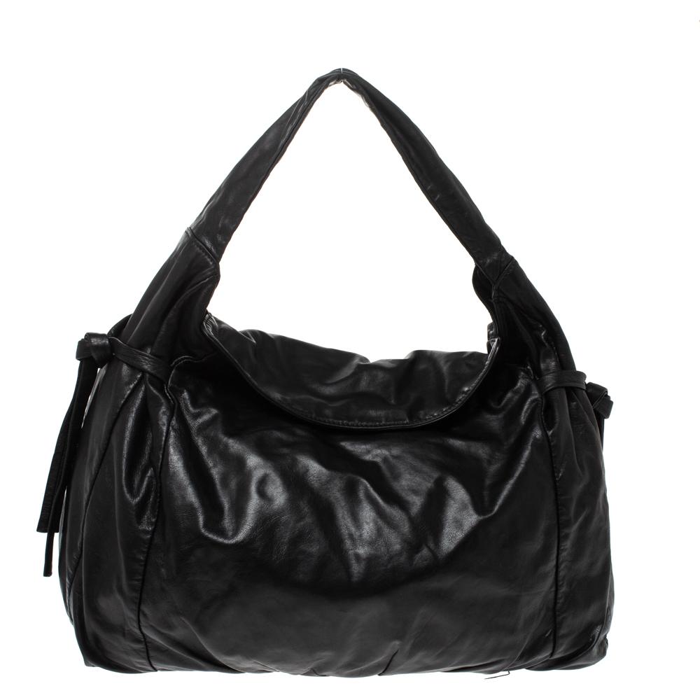 This Gucci hobo is built for everyday use. Crafted from leather, it has a black exterior and a single handle for you to easily parade it. The nylon insides are sized well and the hobo is complete with the signature emblem at the front.

Includes: