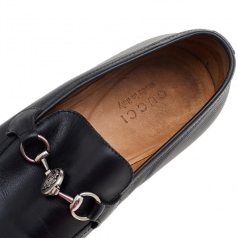 Estos mocasines de la Casa Gucci son súper elegantes, cómodos y modernos. Están hechos de cuero negro, con un Horsebit plateado y un acento de Hysteria en la empuñadura. Presentan un estilo fácil de poner. Estos mocasines pueden combinarse con tu