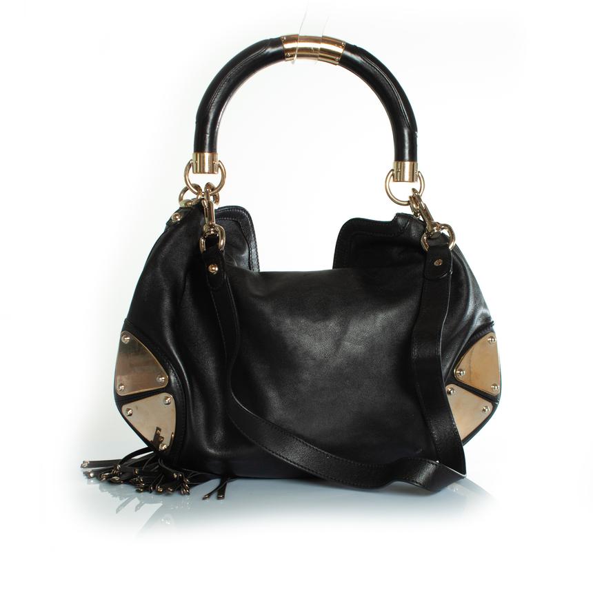 Gucci, Black leather indy bag. The item is in good condition with signs of wear on the hardware. Interior is in very good condition. Comes with dustbag. 


CONDITION: good condition

MEASUREMENTS: height 25 cm, width 37 cm, depth 6 cm, height handle