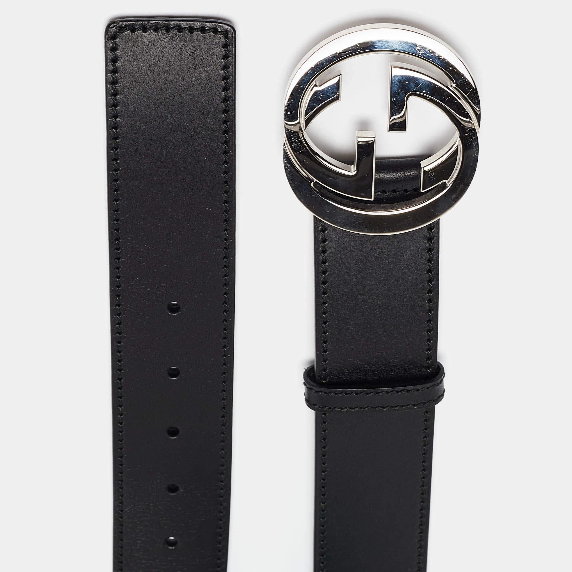 Light up your belt collection by adding this buckle belt from Gucci. Crafted from leather  the piece is complete with the iconic interlocking GG buckle and a single loop. The sophisticated belt can be styled with various outfits.