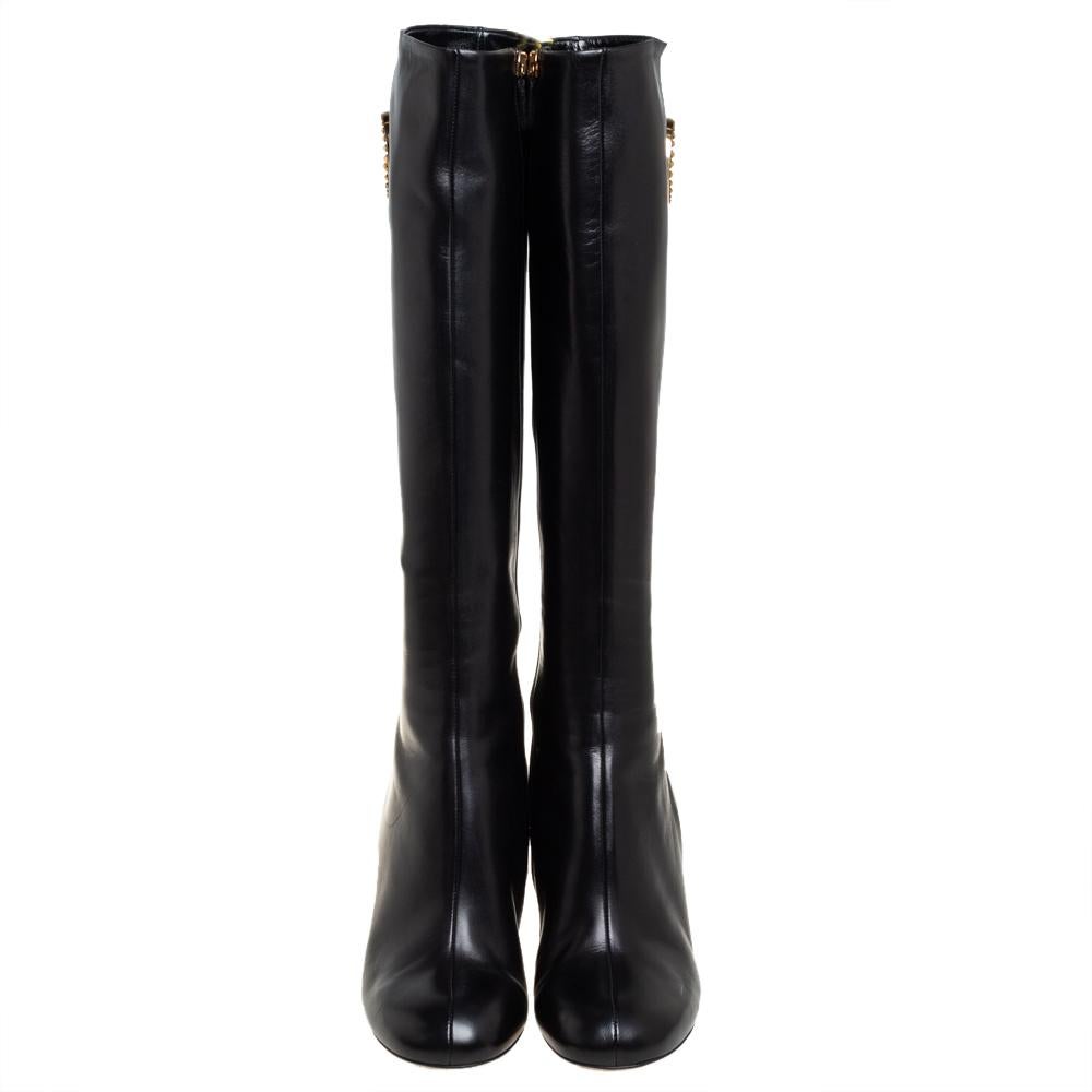 Von Gucci kann man klassische Styles erwarten:: die zu Lieblingsstücken im Kleiderschrank werden. Diese schwarzen knielangen Stiefel für Frauen sind ein gutes Beispiel dafür. Sie sind aus Leder gefertigt:: haben eine runde Spitze:: einen 9 cm hohen