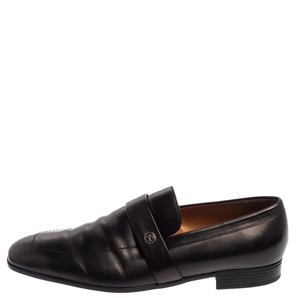 Team up your look with these loafers by Gucci. They are made from black leather with impeccable detailing. The interlocking G logo on the uppers adds a signature touch. The insoles are leather padded. They come with leather soles and silver-tone