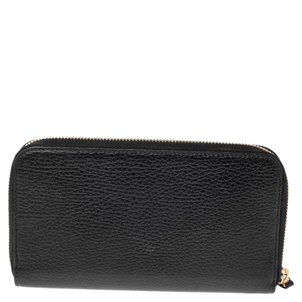 Mit diesem eleganten Portemonnaie von Gucci müssen Ihre Essentials nicht mehr alltäglich sein. Die in Italien aus schwarzem Leder gefertigte Tasche verfügt über ein ineinandergreifendes G-Logo und einen Reißverschluss, der sich zu einem Innenraum