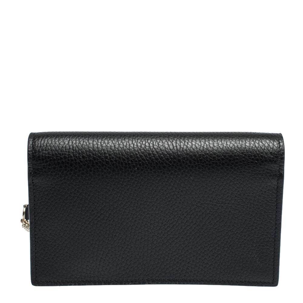 A Gucci classic, this bag is effortlessly stylish. It features a black leather exterior and the GG logo is flaunted on the front flap. The leather-fabric lined interior can carry all your essentials and the bag can also be carried as a clutch. Its