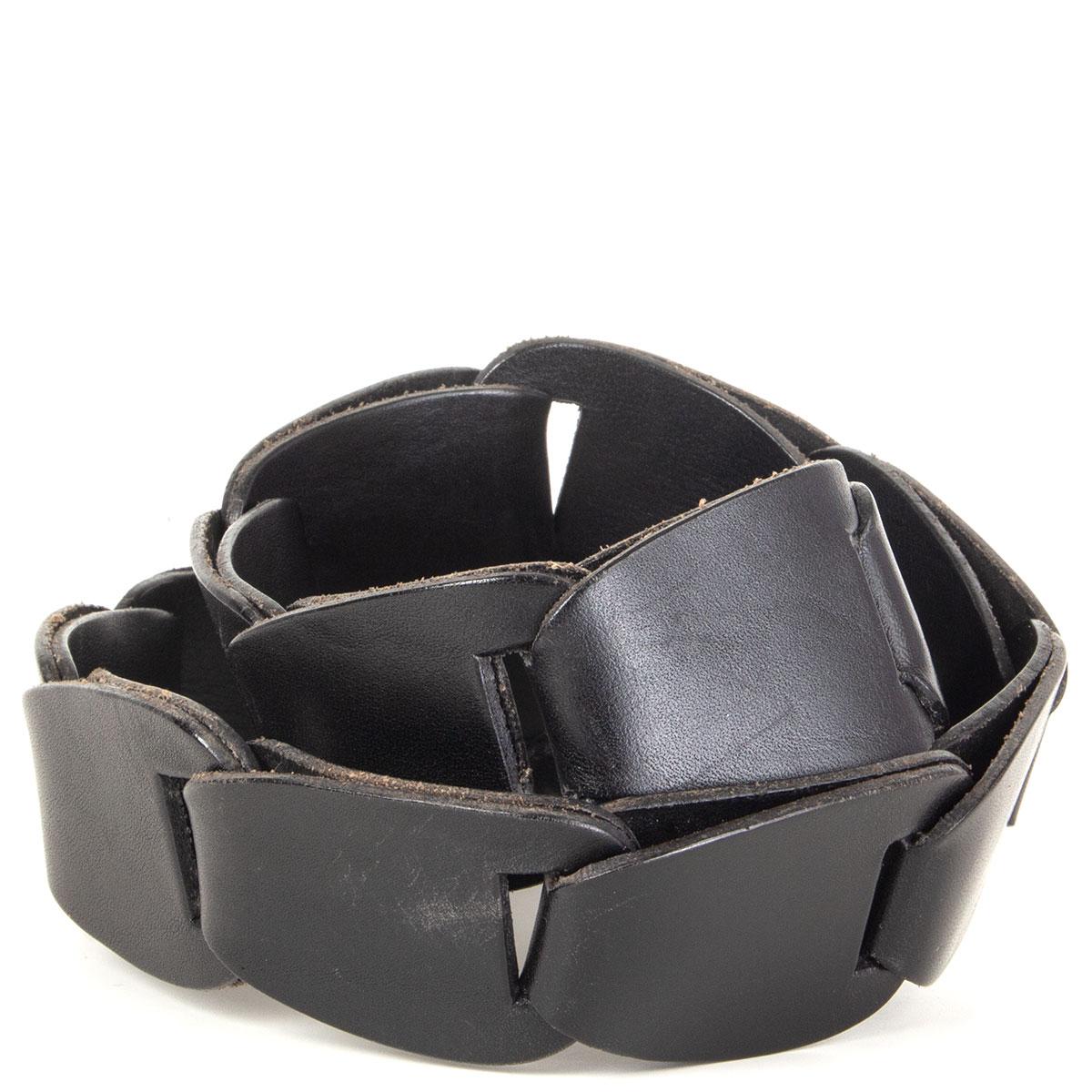 Gucci belt made of black intertwined leather elements and wooden buckle part. Has been worn and is in excellent condition.

Tag Size 80/32
Width 4cm (1.6in)
Fits 72cm (28.1in) to 76cm (29.6in)
Length 78cm (30.4in)
Buckle Size Height 4cm