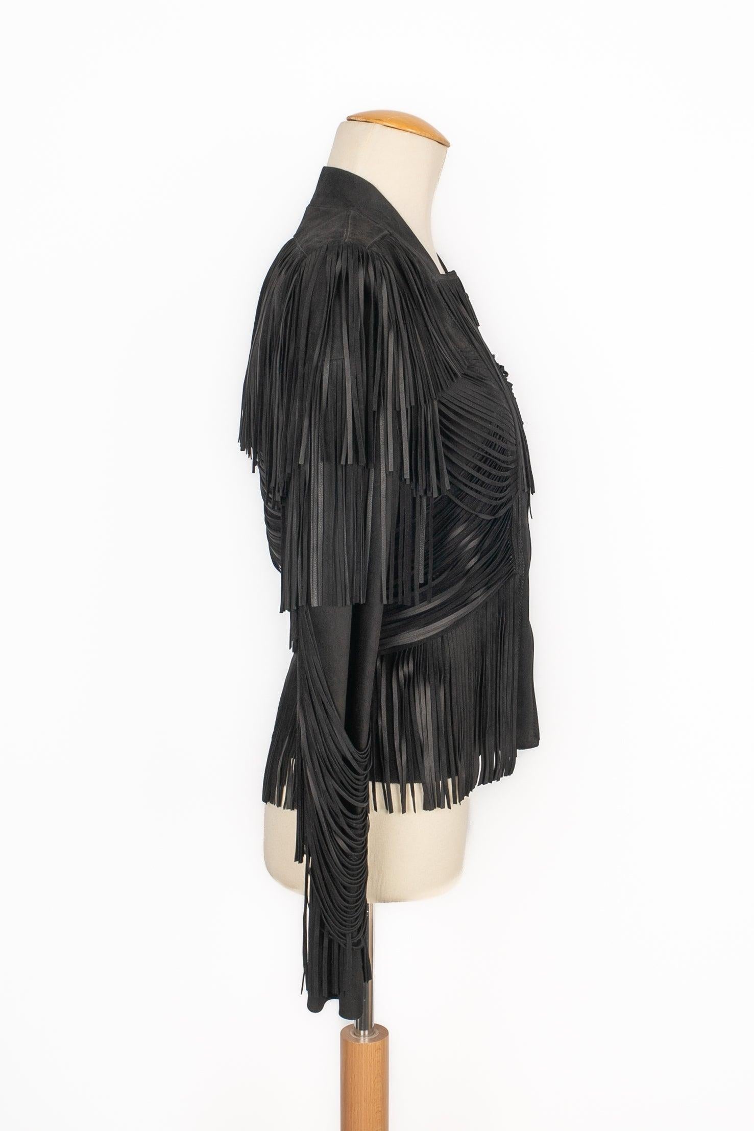 GUCCI - (Made in Italy) Black leather jacket with fringes. Size 42IT indicated, it fits a 38FR. 2011 Spring-Summer Collection, under the artistic direction of Frida Giannini.

Additional information:
Condition: Very good condition
Dimensions: