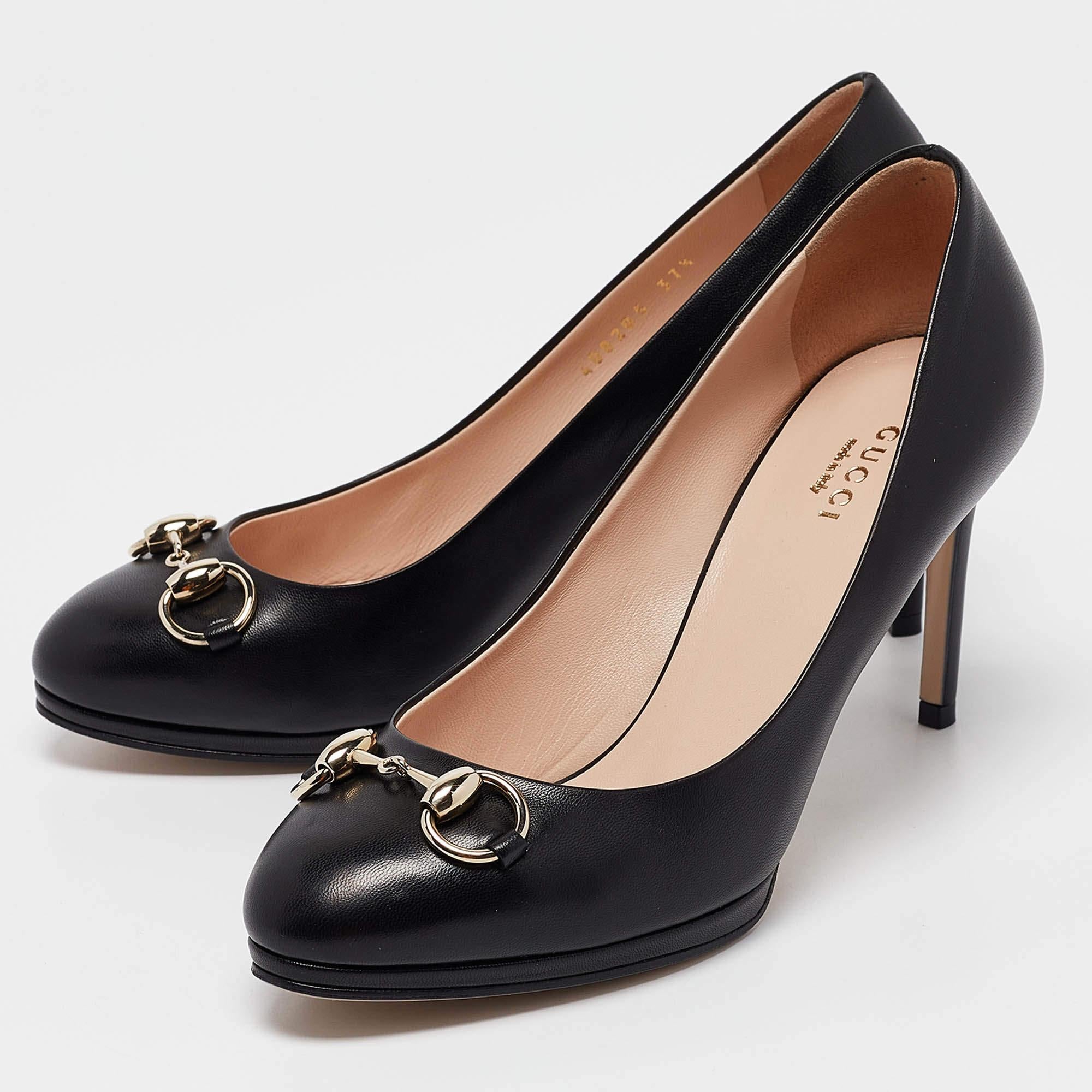 Wonderfully crafted shoes added with notable elements to fit well and pair perfectly with all your plans. Make these Gucci black leather pumps yours today