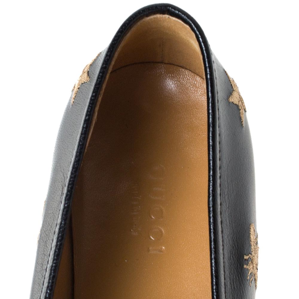 Exquisite and well-crafted, these Gucci Jordaan loafers are worth owning. They have been crafted from bee-embroidered leather and they come flaunting a black shade with Horsebit details on the uppers. The loafers are ideal to wear all day.

