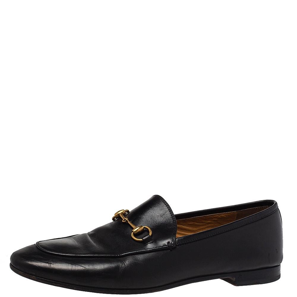 Exquisite and well-crafted, these Jordaan Gucci loafers are worth owning. They have been crafted from leather, and they come flaunting a black shade with Horsebit details on the uppers. The loafers are ideal for wearing all day for both casual and