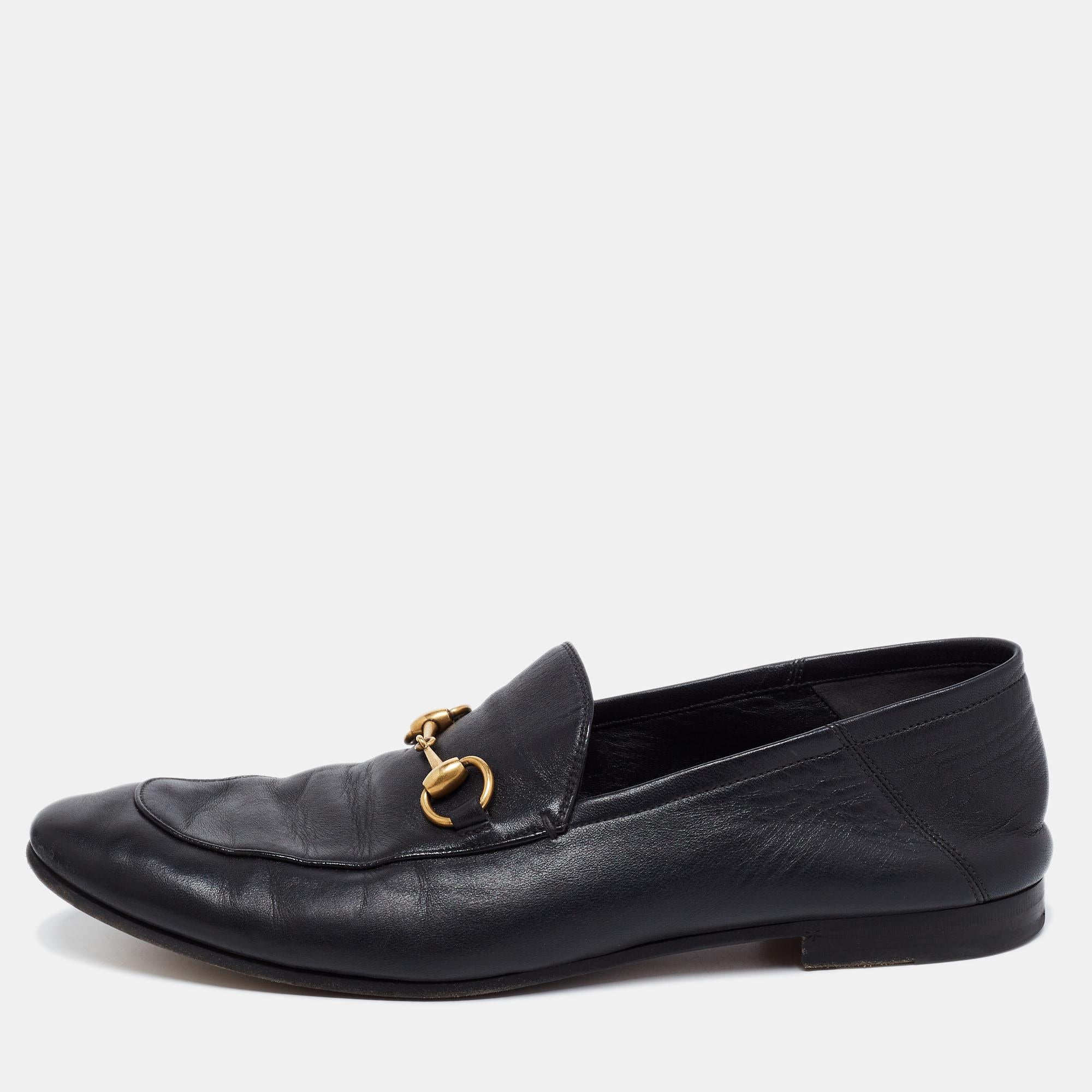 The Jordaan is a shoe that has a modern finish and a signature appeal. It has an elongated toe and the Gucci Horsebit motif gracing the uppers. This pair is crafted from leather and sewn with utmost care to envelop your feet with luxury.