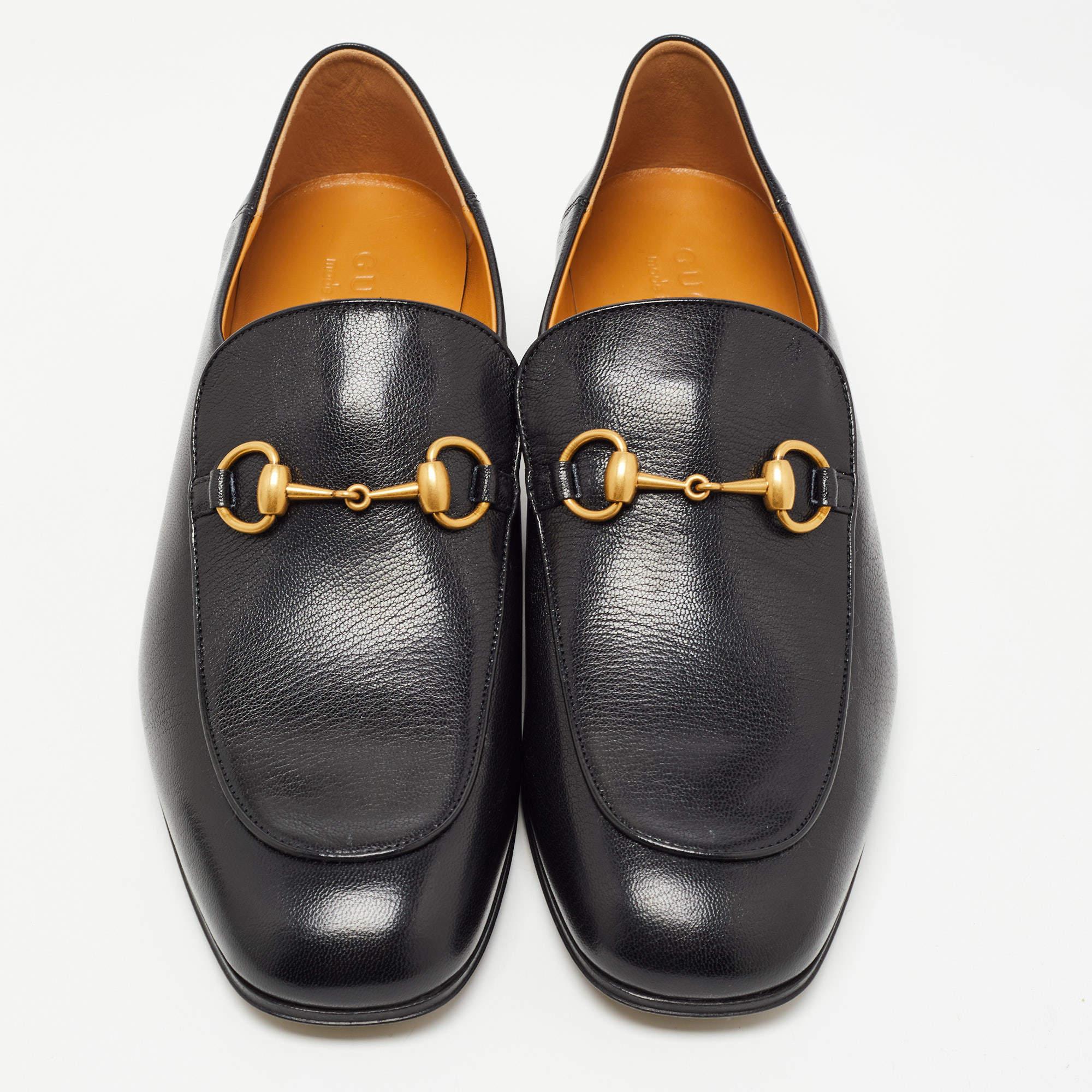 The Jordaan is a shoe that has a modern finish and a signature appeal. It has an elongated toe and the Gucci Horsebit motif gracing the uppers. This pair is crafted from leather and sewn with utmost care to envelop your feet with luxury.

Includes: